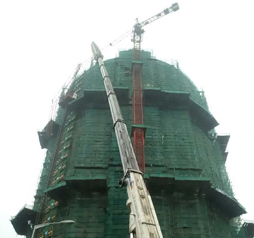 漳平吊车在工地上作业